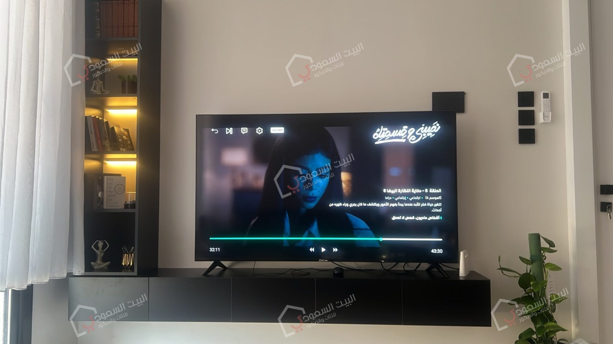 طاولة تلفزيون جدارية سوداء مع رفوف جانبية بعد التركيب