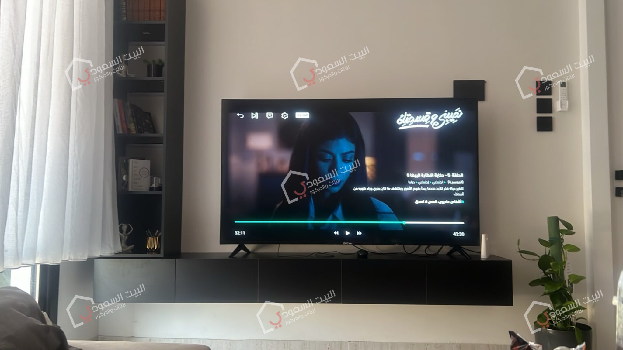 وحدة تلفزيون جدارية سوداء من تصوير أحد عملاء البيت السعودي