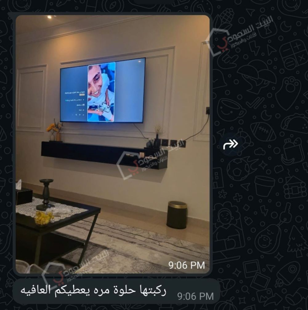 تصوير أحد العملاء لطاولة تلفزيون جدارية لون أسود برفوف جانبية بعد الاستخدام