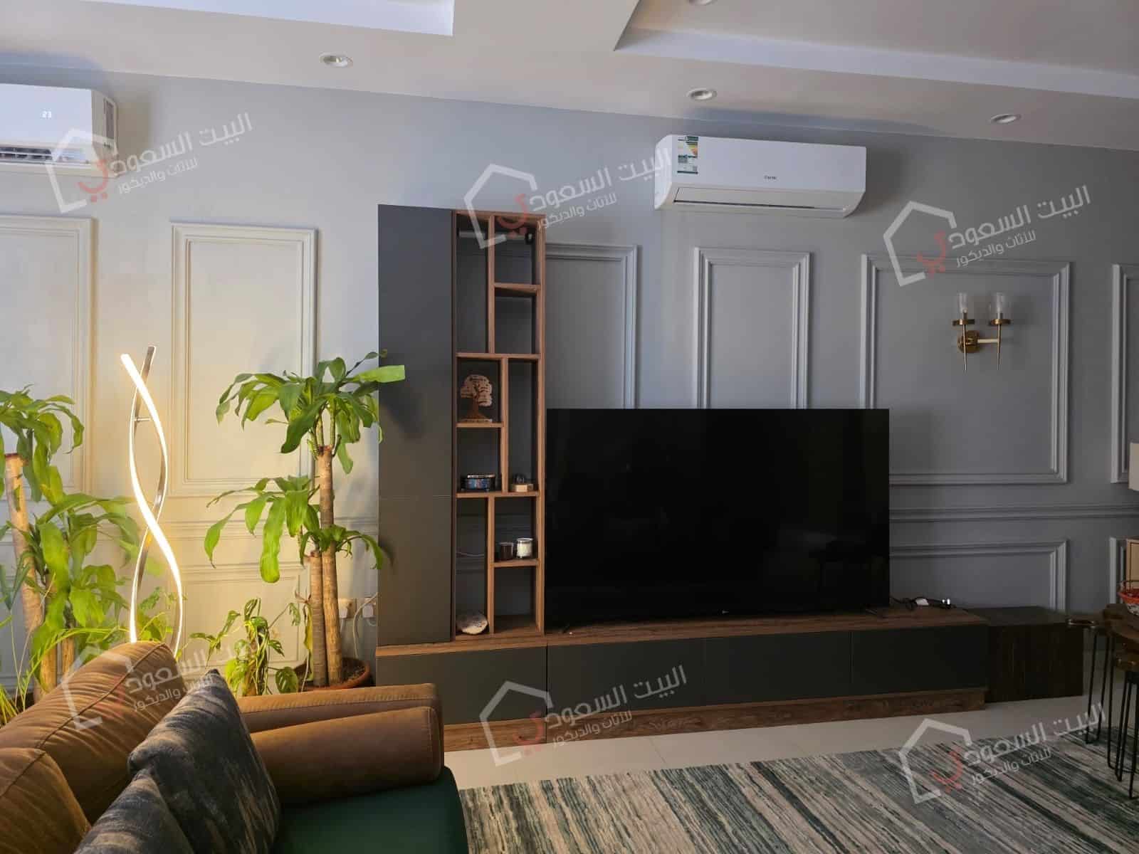 وحدة تلفزيون 280 سم رمادي مع بني بإضاءة LED ووحدة تخزين جانبية بعد التركيب لدى أحد عملاء البيت السعودي