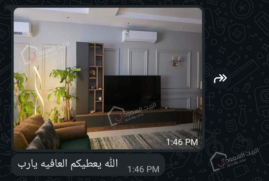 وحدة تلفزيون جدارية رمادي مع بني بإضاءة LED ووحدة تخزين جانبية داخل منزل أحد العملاء