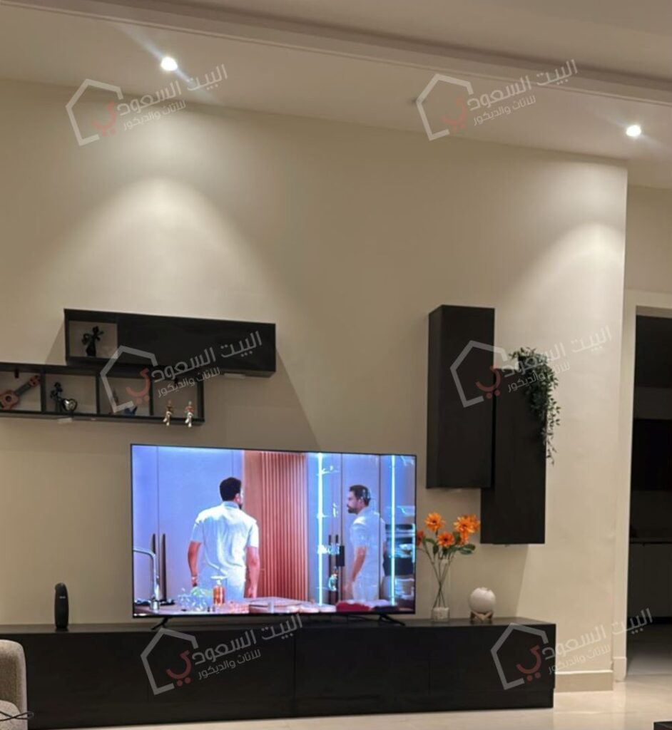صورة حقيقية لطاولة تلفزيون بعد التركيب من تصوير أحد عملاء البيت السعودي