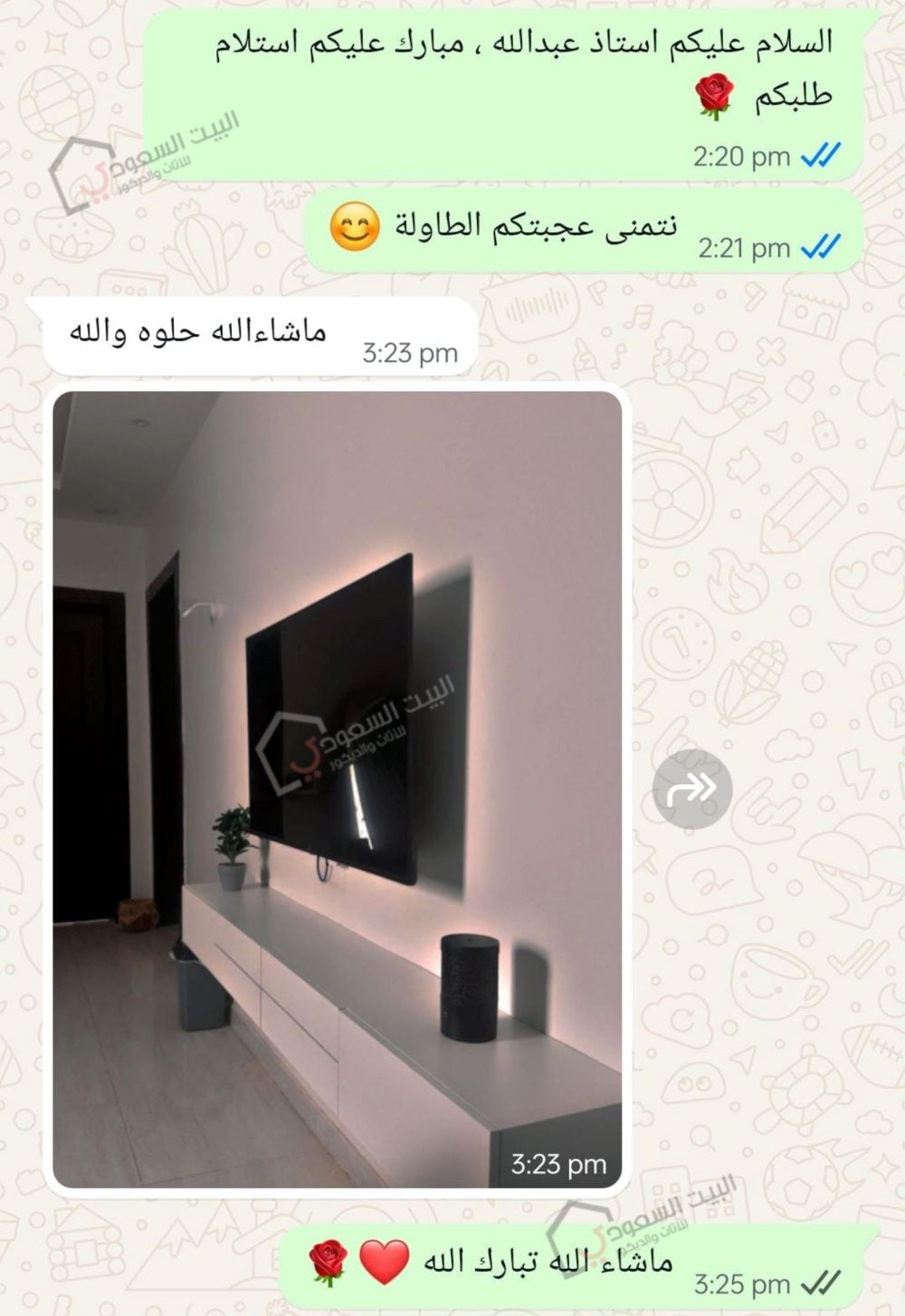 تصوير أحد العملاء لطاولة تلفزيون جدارية لون أبيض بـ6 أدراج مخفية بعد الاستخدام