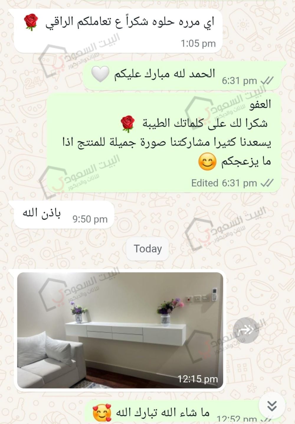 صورة حقيقية لطاولة تلفزيون جدارية لون أبيض بـ6 أدراج مخفية من منزل أحد العملاء