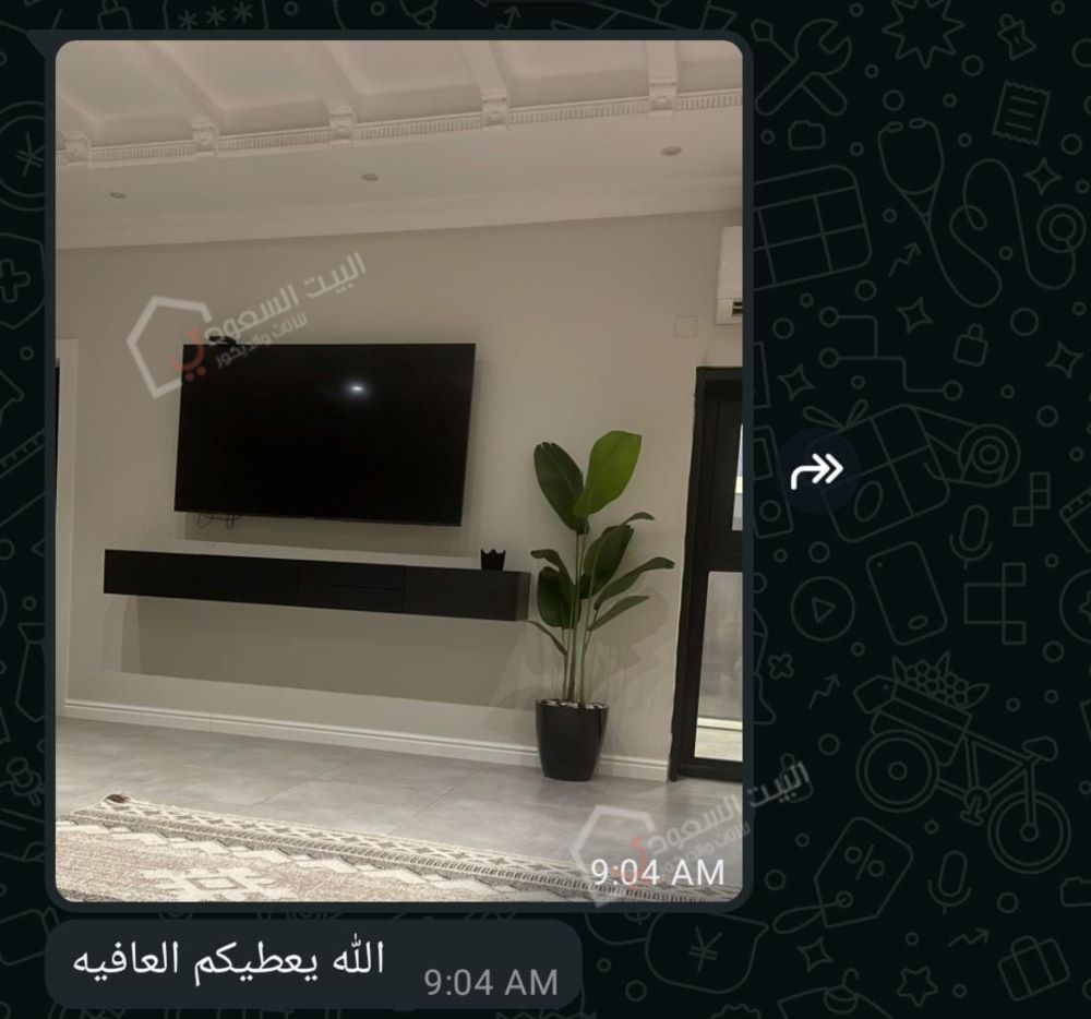 طاولة تلفزيون جدارية لون أسود بـ6 أدراج مخفية في غرفة معيشة بعد التركيب