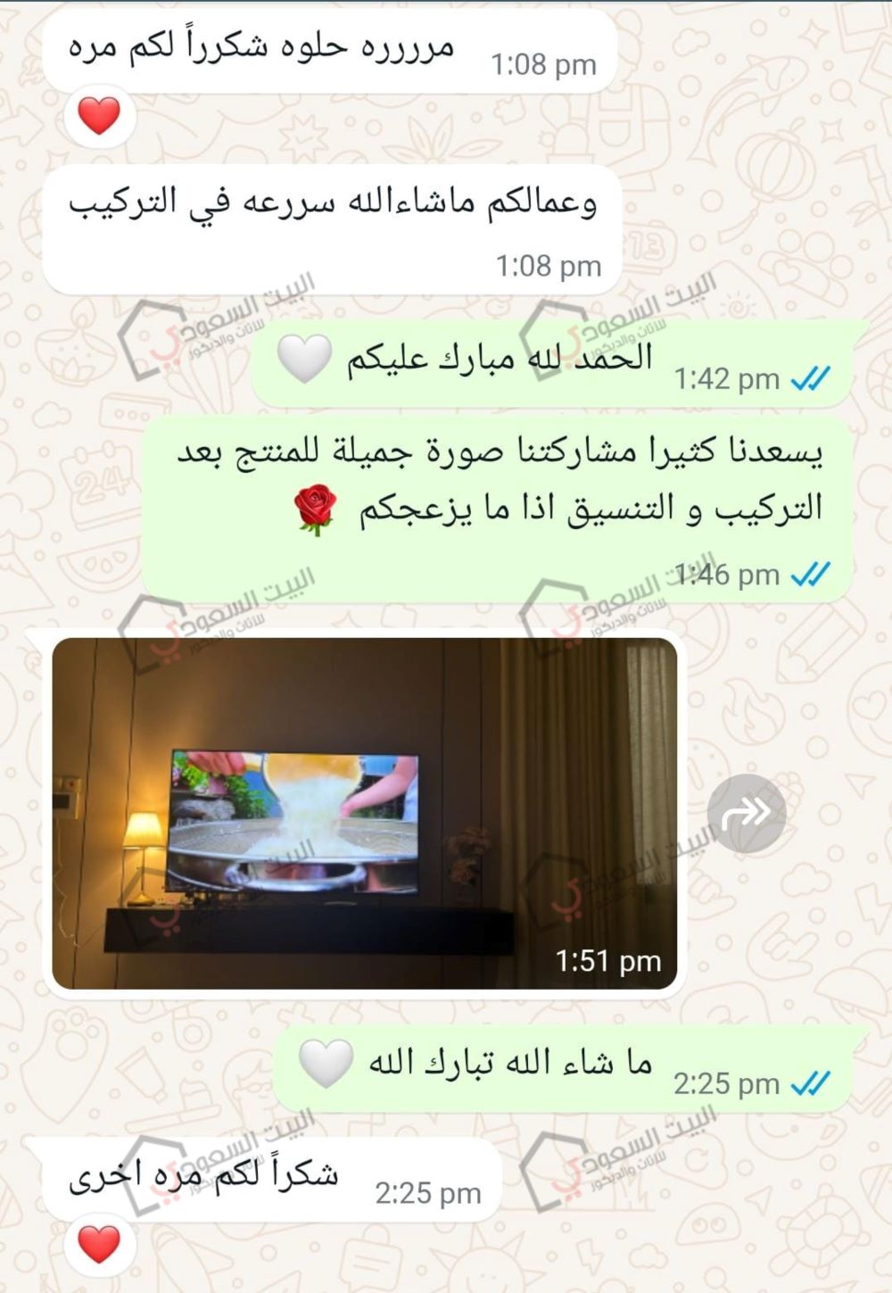 صورة حقيقية لطاولة تلفزيون جدارية لون أسود بـ6 أدراج مخفية من منزل أحد العملاء