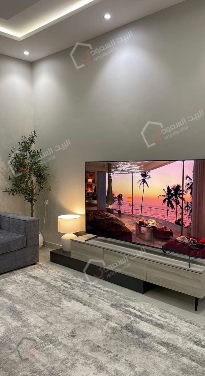 طاولة تلفاز رمادي درجتين بعد التركيب