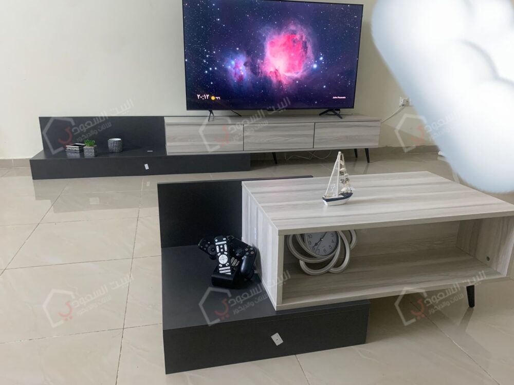 طاولة وسط بعد التركيب