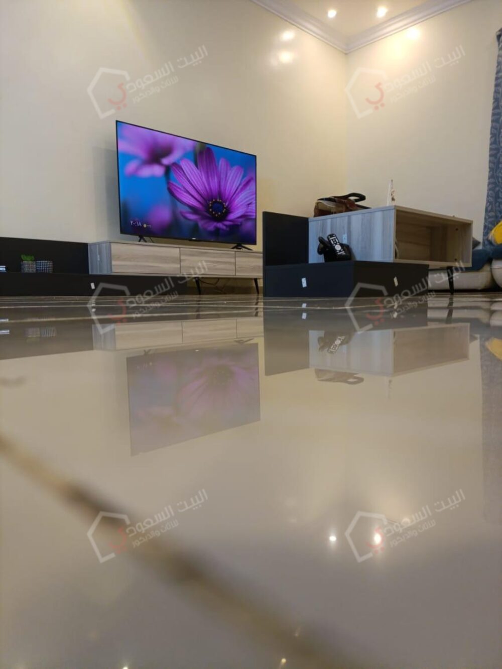 طقم طاولات رمادي بعد التركيب